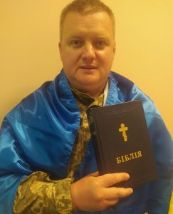 капелан з біблією